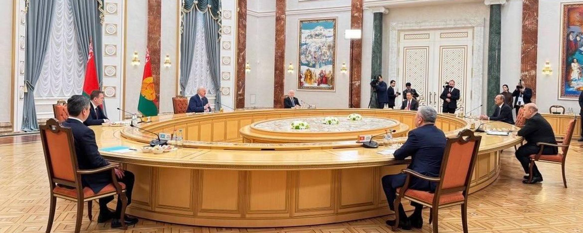 Прэзідэнт Беларусі Аляксандр Лукашэнка праводзіць сустрэчу з кіраўнікамі ўрадавых дэлегацый-удзельніц пасяджэння ЕМУС - Sputnik Беларусь, 1920, 02.10.2026