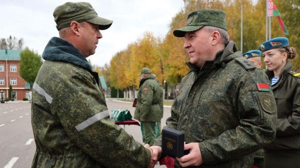 Министр обороны Беларуси Виктор Хренин наградил участников военных сборов для аграриев - Sputnik Беларусь