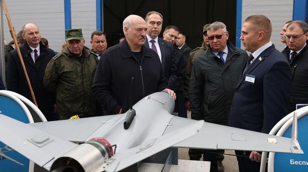 Прэзідэнт Беларусі Аляксандр Лукашэнка падчас наведвання выпрабавальнага палігона Інстытута парашковай металургіі імя акадэміка А.У. Рамана - Sputnik Беларусь