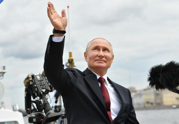 Президент РФ В. Путин принял участие в Главном военно-морском параде - Sputnik Беларусь
