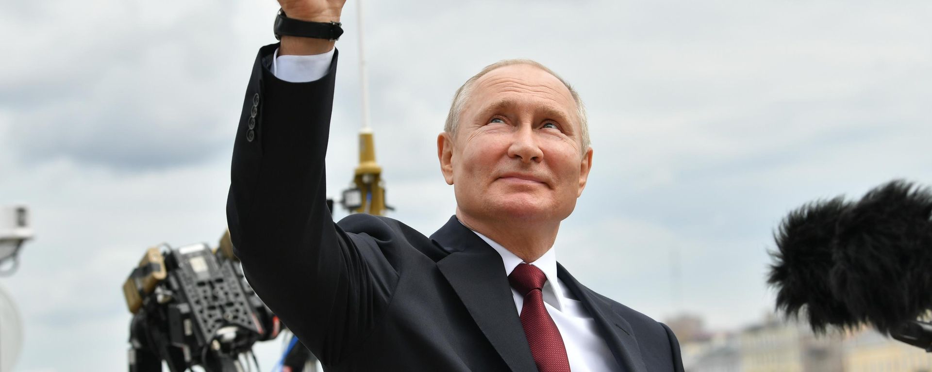25 ліпеня 2021. Прэзідэнт РФ, вярхоўны галоўнакамандуючы Уладзімір Пуцін пасля Галоўнага ваенна-марскога парада з нагоды Дня Ваенна-марскога флоту РФ - Sputnik Беларусь, 1920, 07.10.2026