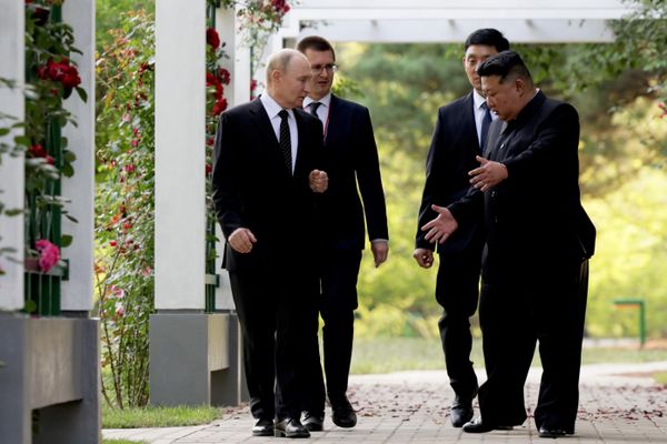 19 июня 2024. Президент РФ Владимир Путин и председатель государственных дел КНДР Ким Чен Ын во время встречи в Пхеньяне. - Sputnik Беларусь