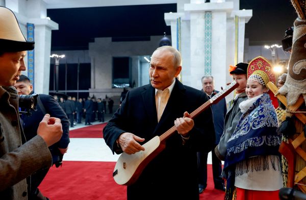 26 ноября 2025. Президент РФ Владимир Путин во время краткой культурной программы, организованной для глав государств-участников ОДКБ на территории государственной резиденции президента Кыргызстана "Ала-Арча" в Бишкеке. - Sputnik Беларусь