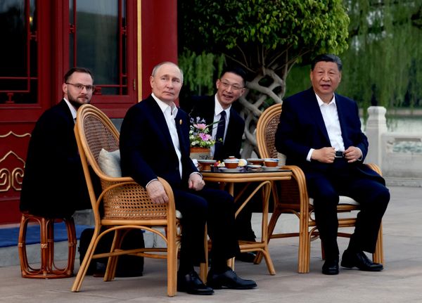 16 мая 2024. Президент России Владимир Путин и председатель КНР Си Цзиньпин во время неформального общения в правительственной резиденции "Чжуннаньхай" в Пекине. - Sputnik Беларусь