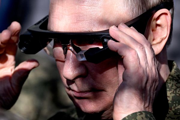 16 сентября 2025. Президент РФ Владимир Путин примеряет тепловизионные очки "Стрекоза" во время осмотра вооружений, военной и специальной техники в Нижегородской области.  Очки оборудованы электрическим зумом, позволяют видеть на дальность до 1 километра. - Sputnik Беларусь