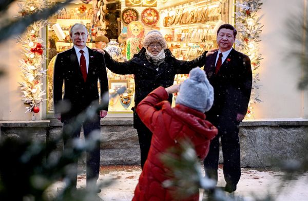 Турист фотографируется у фигур президента РФ Владимира Путина и председателя КНР Си Цзиньпина на Арбате - Sputnik Беларусь