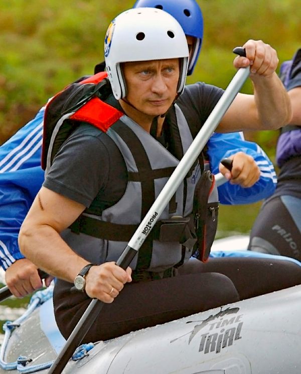Август 2023 года. Президент РФ Владимир Путин во время краткосрочного отпуска в Алтайском крае совершил двухчасовой сплав на рафтах по горной реке Чарыш. - Sputnik Беларусь