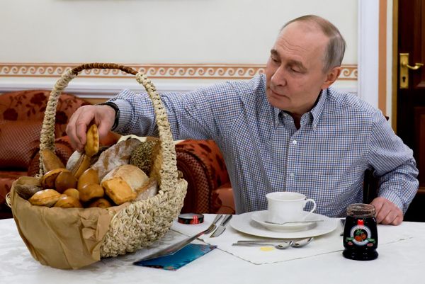 Президент РФ Владимир Путин получил выпечку из подмосковной пекарни Машенька - Sputnik Беларусь
