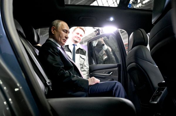 Президент РФ Владимир Путин во время осмотра Нижегородского автомобильного кластера - Sputnik Беларусь