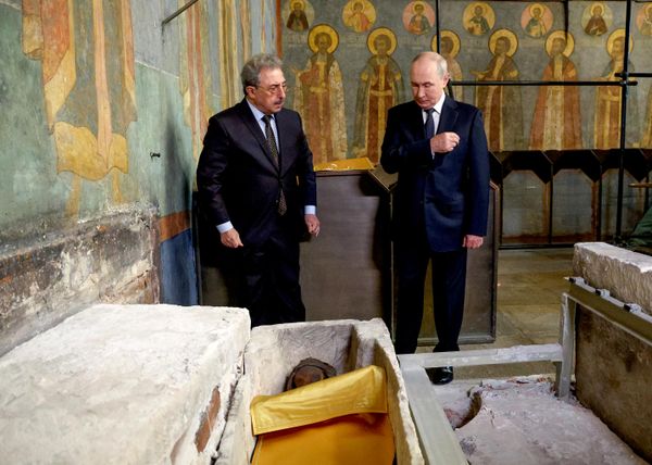Президент РФ Владимир Путин у саркофага с мощами святого князя-воина Дмитрия Донского - Sputnik Беларусь