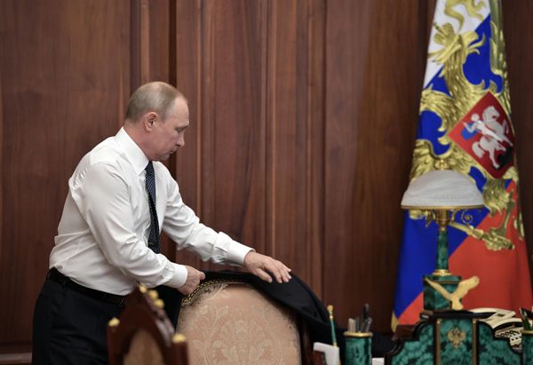 Избранный президент РФ Владимир Путин в рабочем кабинете перед церемонией инаугурации в Кремле - Sputnik Беларусь