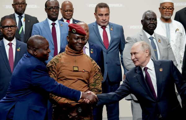 28 июля 2023. Президент РФ Владимир Путин во время совместного фотографирования с главами делегаций – участниками II Саммита "Россия – Африка" в Санкт-Петербурге. На первом плане слева: президент Мозамбика Филипе Ньюси. - Sputnik Беларусь