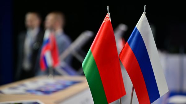 Флаги Беларуси и России - Sputnik Беларусь