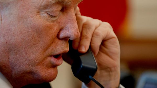 Дональд Трамп разговаривает по телефону - Sputnik Беларусь
