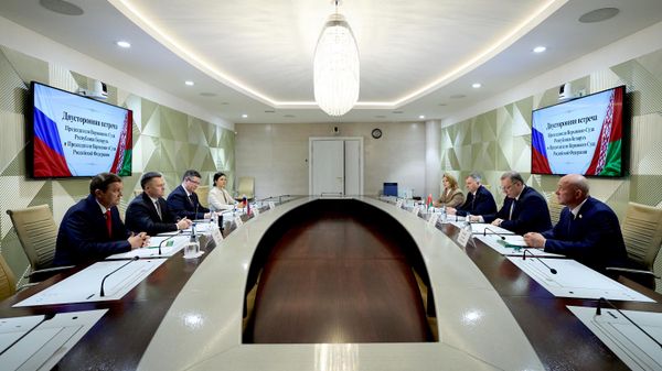 Расійская дэлегацыя (злева) на чале з Ігарам Красновым і беларуская дэлегацыя (справа) на чале з Андрэем Шведам - Sputnik Беларусь