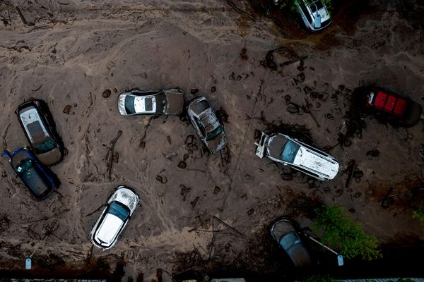Легковые автомобили в Сантьяго частично затоплены мутными паводковыми водами. - Sputnik Беларусь
