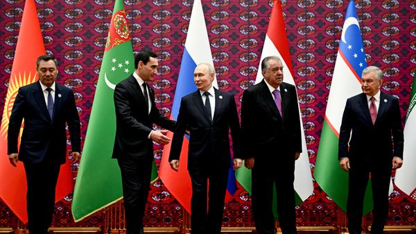 Президент Киргизии Садыр Жапаров, президент Туркменистана Сердар Бердымухамедов, президент РФ Владимир Путин, президент Таджикистана Эмомали Рахмон и президент Узбекистана Шавкат Мирзиёев перед началом саммита Совета глав государств СНГ в Туркменбаши - Sputnik Беларусь