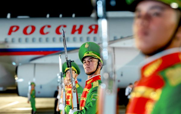 Военнослужащие почетного караула у самолета президента РФ Владимира Путина в международном аэропорту Туркменбаши. - Sputnik Беларусь