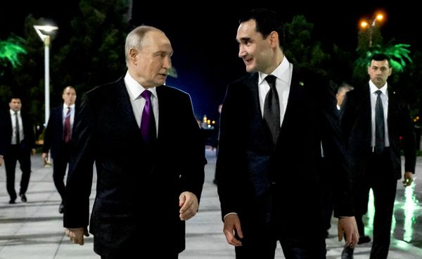Президент РФ Владимир Путин и президент Туркменистана Сердар Бердымухамедов во время встречи в аэропорту Туркменбаши. - Sputnik Беларусь