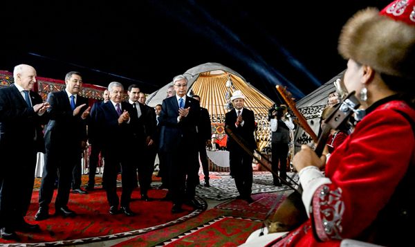 Генеральный секретарь СНГ Сергей Лебедев, президент Кыргызстана Садыр Жапаров, президент Узбекистана Шавкат Мирзиёев, президент Туркменистана Сердар Бердымухамедов и президент Казахстана Касым-Жомарт Токаев (слева направо) во время посещения Фестиваля национальных блюд государств СНГ в Туркменбаши. - Sputnik Беларусь