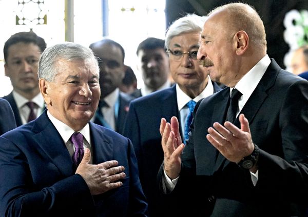 Президент Узбекистана Шавкат Мирзиёев и президент Азербайджана Ильхам Алиев во время посещения Фестиваля национальных блюд государств СНГ в Туркменбаши. - Sputnik Беларусь