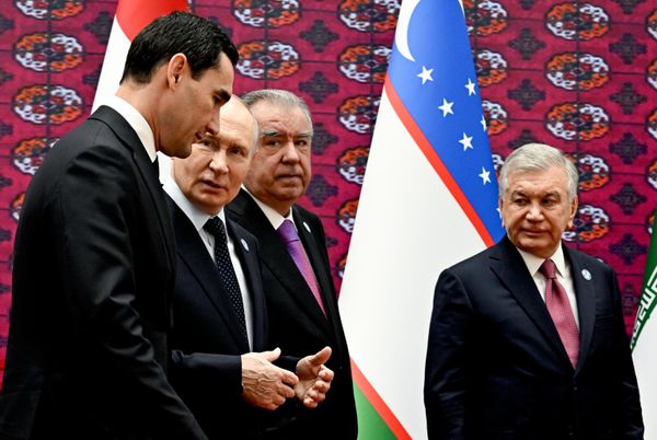 Президент Туркменистана Сердар Бердымухамедов, президент РФ Владимир Путин, президент Таджикистана Эмомали Рахмон и президент Узбекистана Шавкат Мирзиёев перед началом Совета глав государств СНГ в Туркменбаши. - Sputnik Беларусь