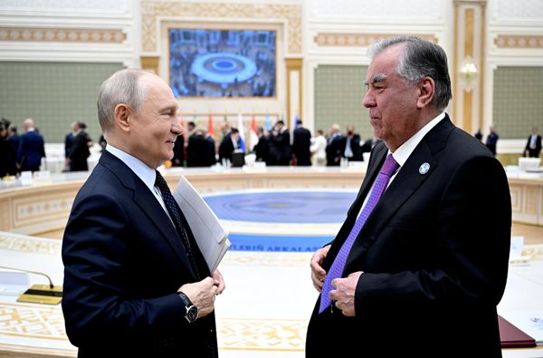 Президент РФ Владимир Путин и президент Таджикистана Эмомали Рахмон после заседания Совета глав государств-участников СНГ в расширенном составе в Туркменбаши. - Sputnik Беларусь