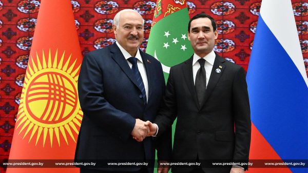 Александр Лукашенко и Сердар Бердымухамедов перед стартом саммита СНГ в Туркменистане. - Sputnik Беларусь