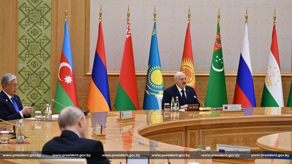 Президент Беларуси Александр Лукашенко выступает на заседании Совета глав государств СНГ в Туркменистане. - Sputnik Беларусь