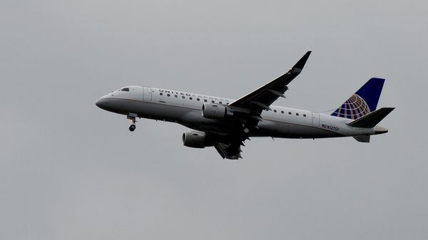 Самолет Эмбраер-175 авиакомпании United Airlines - Sputnik Беларусь