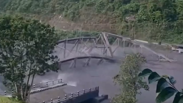 В Непале сняли на видео, как катастрофический селевой поток снес мост в Горкхе - Sputnik Беларусь