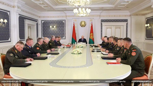 Прэзідэнт Беларусі Аляксандр Лукашэнка 13 кастрычніка на нарадзе па выніках праверкі баявой і мабілізацыйнай гатоўнасці 7-й асобнай спецыяльнай міліцэйскай брыгады ўнутраных войск МУС - Sputnik Беларусь
