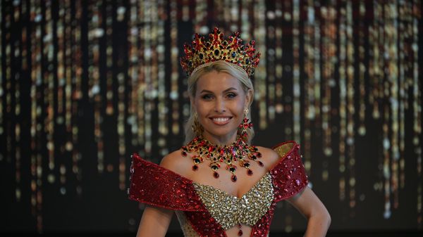 Много слушать и доверять: белорусская участница Mrs Universe о воспитании детей (видео) - Sputnik Беларусь