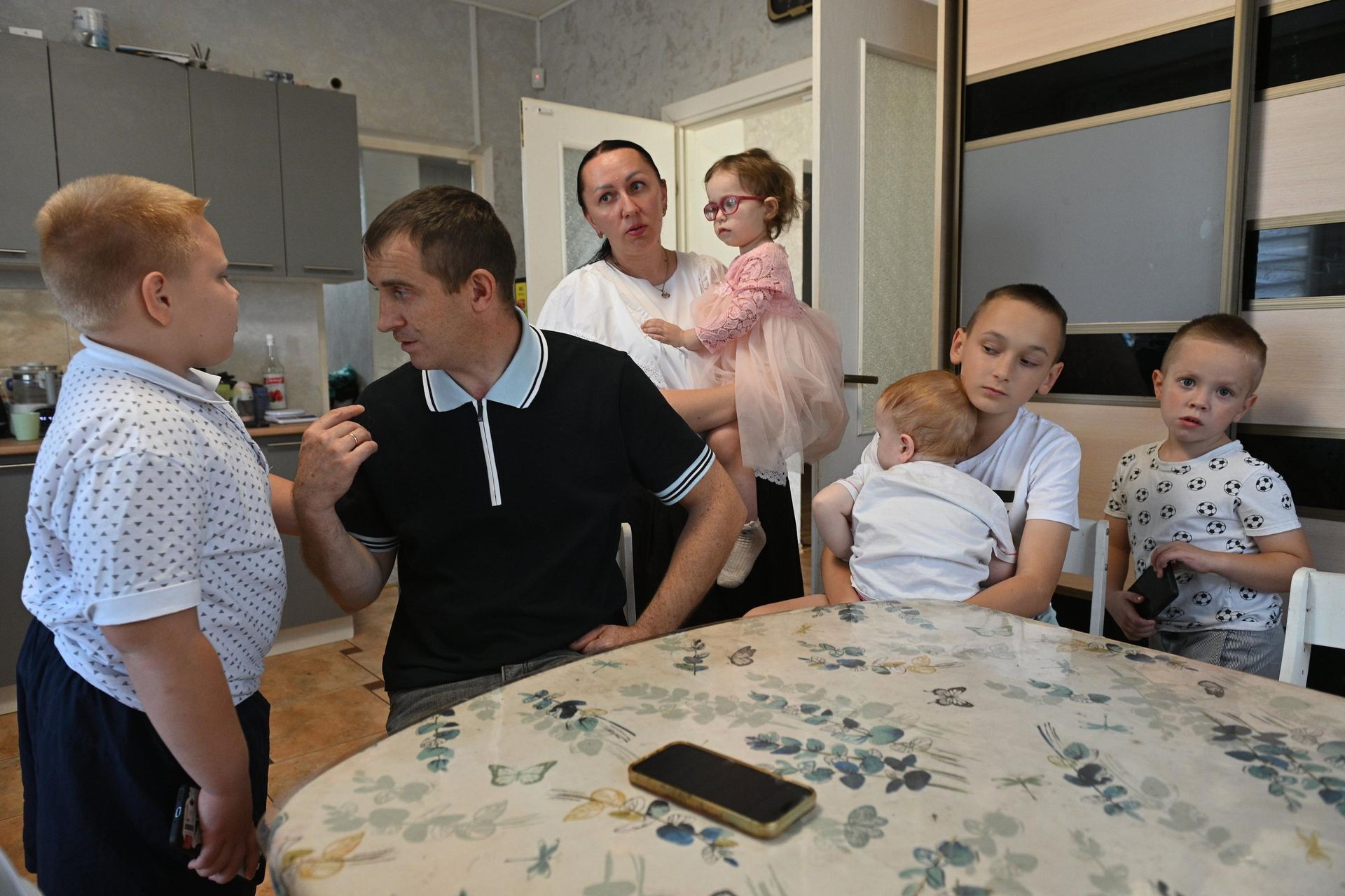 Анатолий и Надежда с детьми на кухне Анатолий и Надежда с детьми на кухне - Sputnik Беларусь, 1920, 14.10.2026