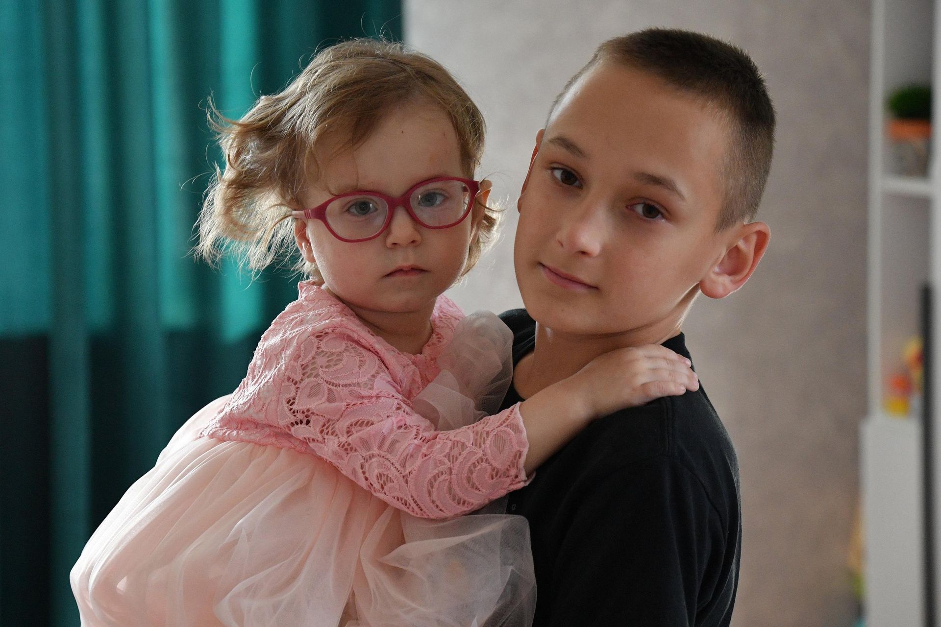 12-летний Арсений и 2-летняя Ульяна 12-летний Арсений и 2-летняя Ульяна - Sputnik Беларусь, 1920, 14.10.2026