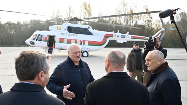 Прэзідэнт Беларусі Аляксандр Лукашэнка падчас працоўнай паездкі ў Верхнядзвінскі раён - Sputnik Беларусь