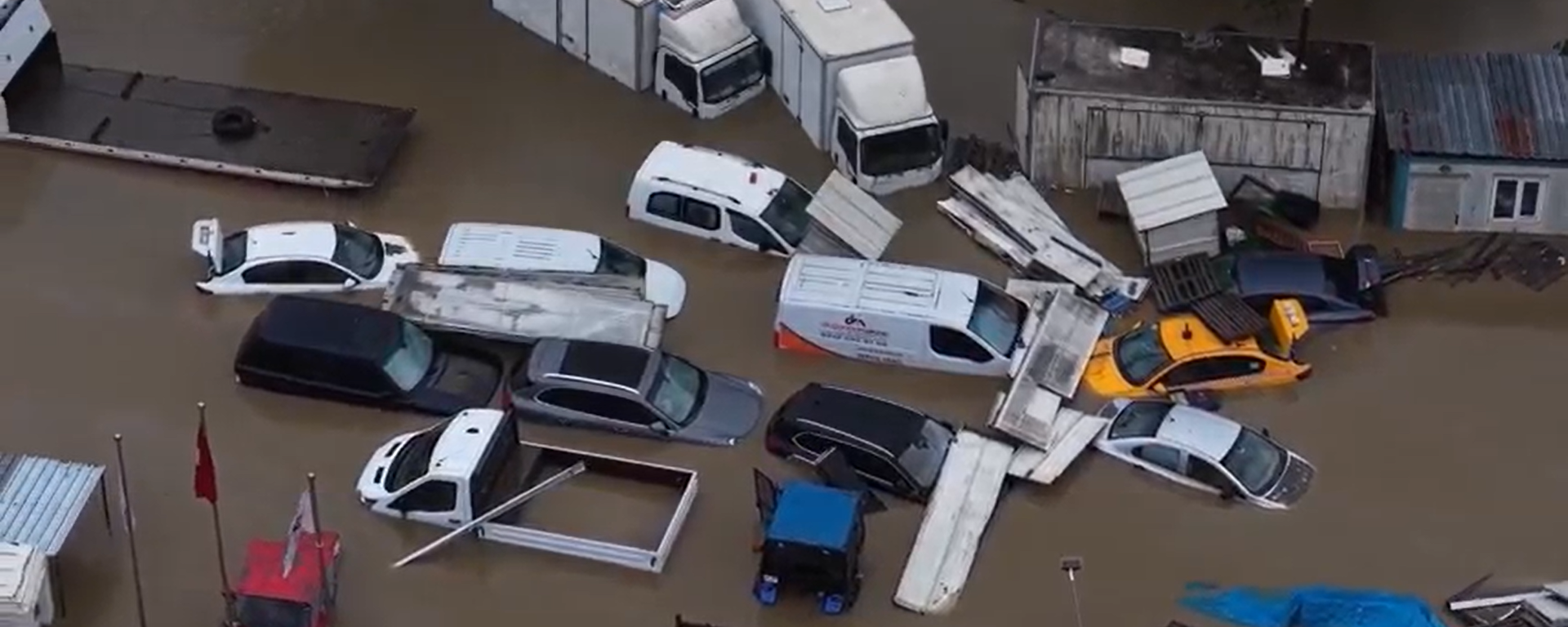 Стамбул под водой: хаос на затопленных улицах сняли на видео с дрона - Sputnik Беларусь, 1920, 16.10.2026