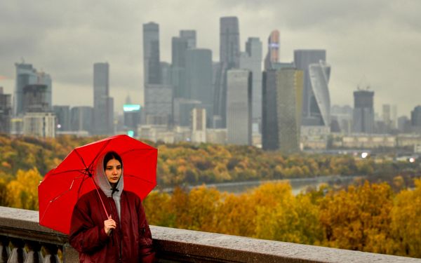 Девушка на смотровой площадке на Воробьевых горах в Москве - Sputnik Беларусь
