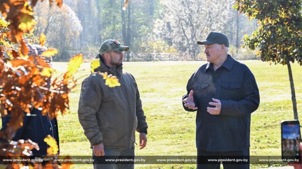 Прэзідэнт Беларусі Аляксандр Лукашэнка ў час наведвання вучэбна-трэніровачных заняткаў аднаго з атрадаў народнага апалчэння ў Верхнядзвінскім раёне - Sputnik Беларусь