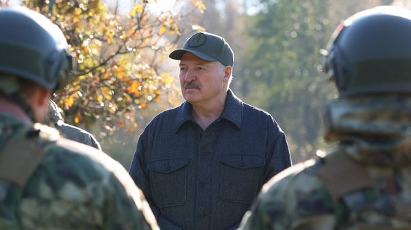 Президент Беларуси Александр Лукашенко с бойцами народного ополчения - Sputnik Беларусь