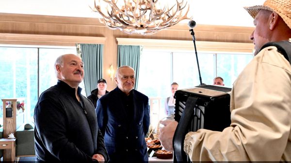 Александр Лукашенко пообещал свой баян пчеловоду за науку по разведению пчел - Sputnik Беларусь