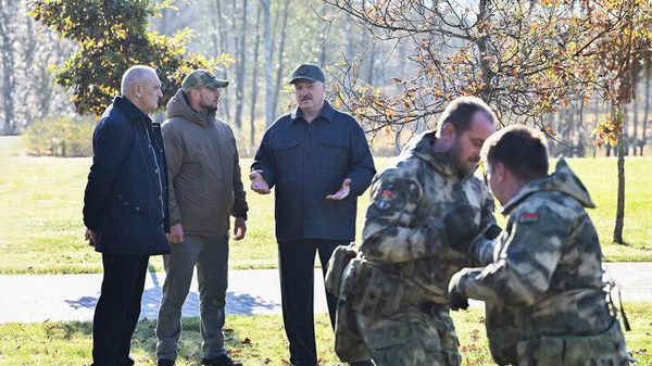 Прэзідэнт Беларусі Аляксандр Лукашэнка на вучэбна-трэніровачных занятках атрада народнага апалчэння ў Віцебскай вобласці - Sputnik Беларусь