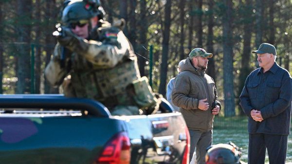 Все должны взять в руки оружие: Лукашенко показали тренировку ополченцев (видео) - Sputnik Беларусь