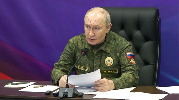 Президент Владимир Путин посетил вспомогательный пункт управления объединенной группировки войск - Sputnik Беларусь