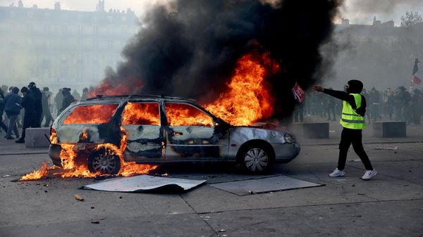 Сожженный автомобиль в Париже - Sputnik Беларусь