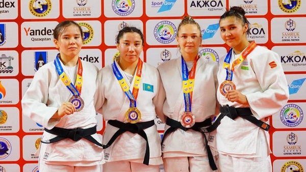 Белоруска Полина Слесаренко (вторая справа) стала бронзовым призером турнира Aktau Asian Open 2026 - Sputnik Беларусь