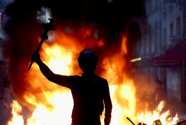 Участник протеста на фоне горящей баррикады из мусорных баков.  - Sputnik Беларусь