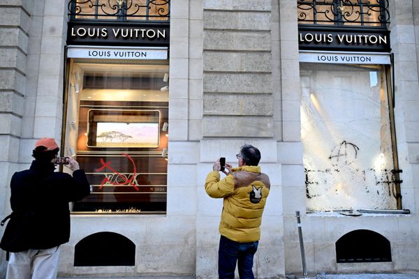 Бутик Louis Vuitton после погромов и беспорядков в Париже. - Sputnik Беларусь