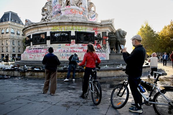 Граффити на памятнике на площади Республики в результате погромов и беспорядков в Париже. - Sputnik Беларусь
