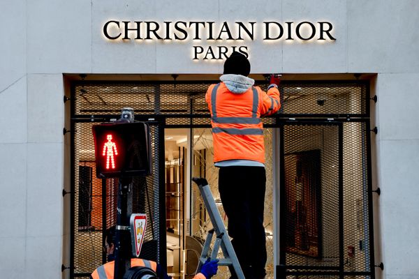 Разбитая витрина магазина Chrisian Dior в результате погромов и беспорядков в Париже. - Sputnik Беларусь